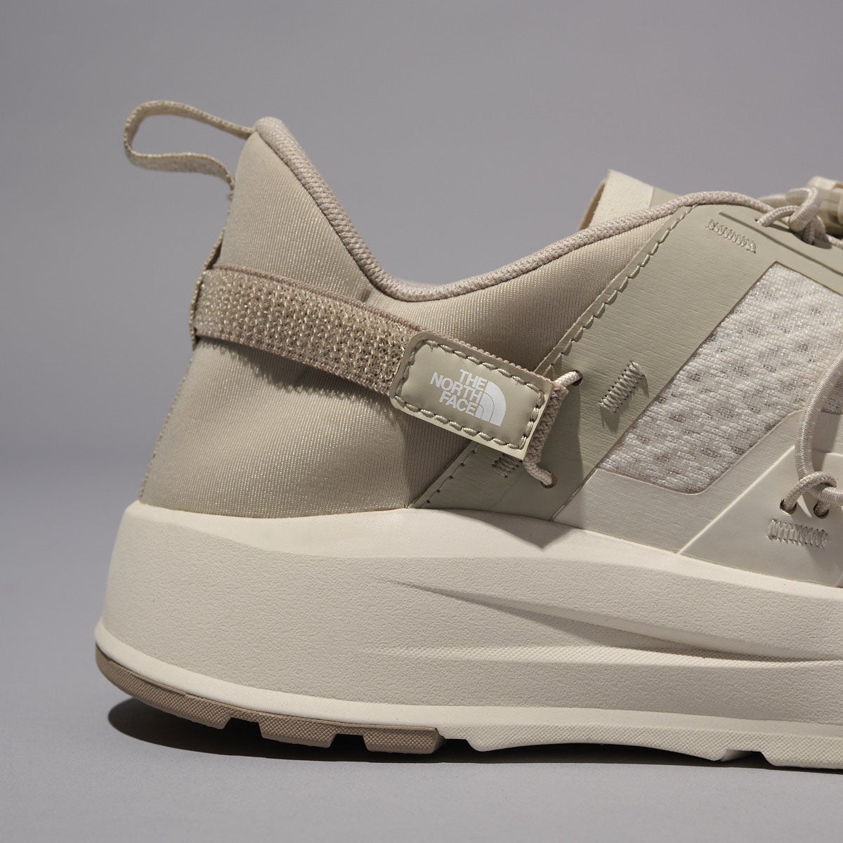ザ・ノース・フェイスの新作白スニーカー リアクティブ ロームのヒールロゴ