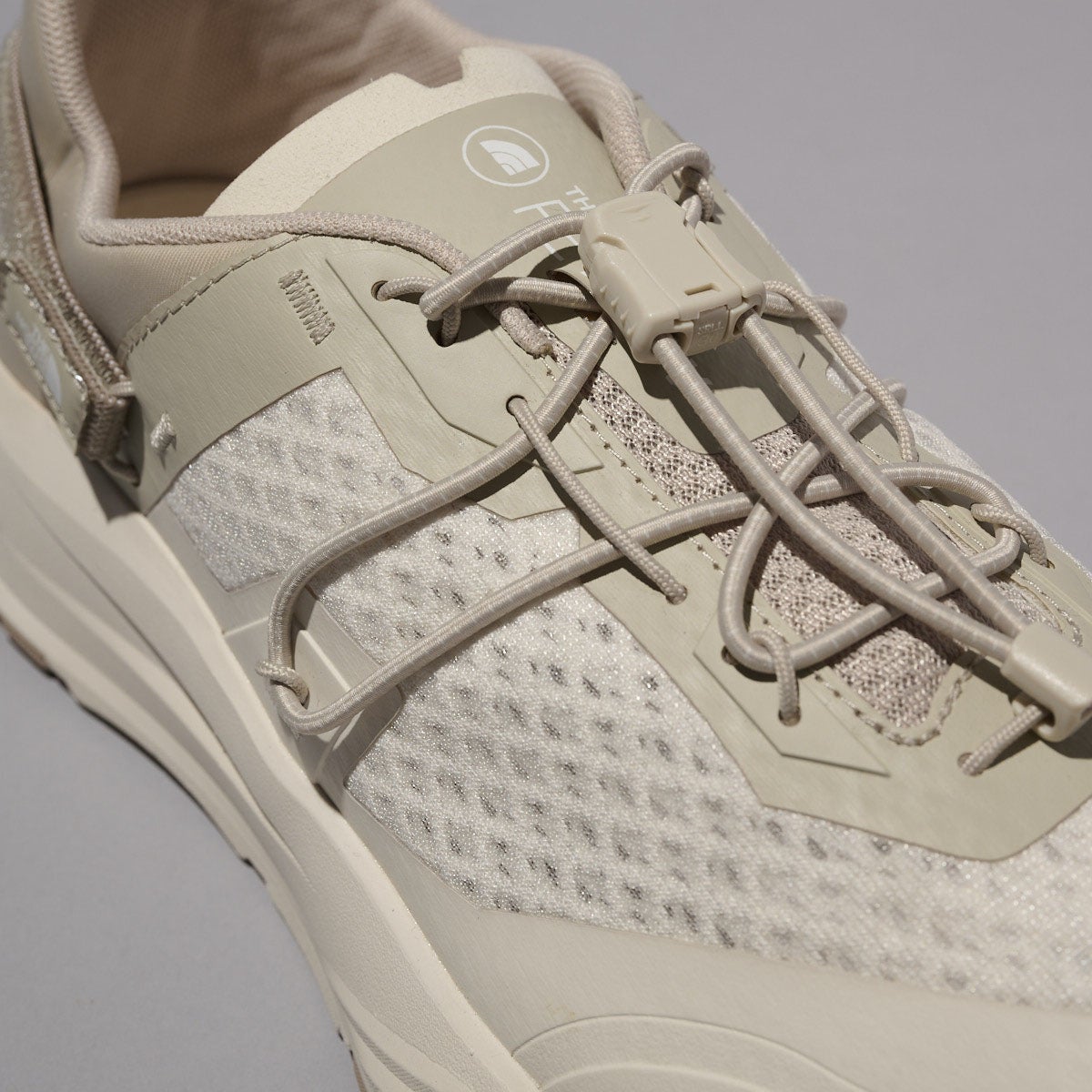 ザ・ノース・フェイスの新作白スニーカー リアクティブ ロームのアッパー寄り
