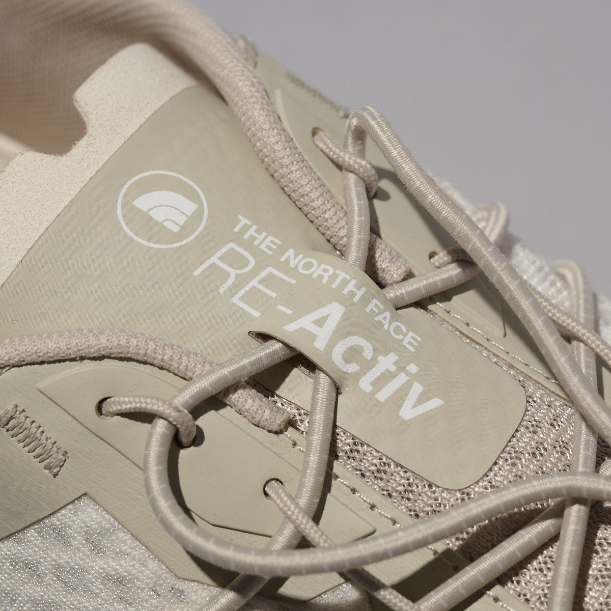 ザ・ノース・フェイスの新作白スニーカー リアクティブ ロームのシュータン寄り