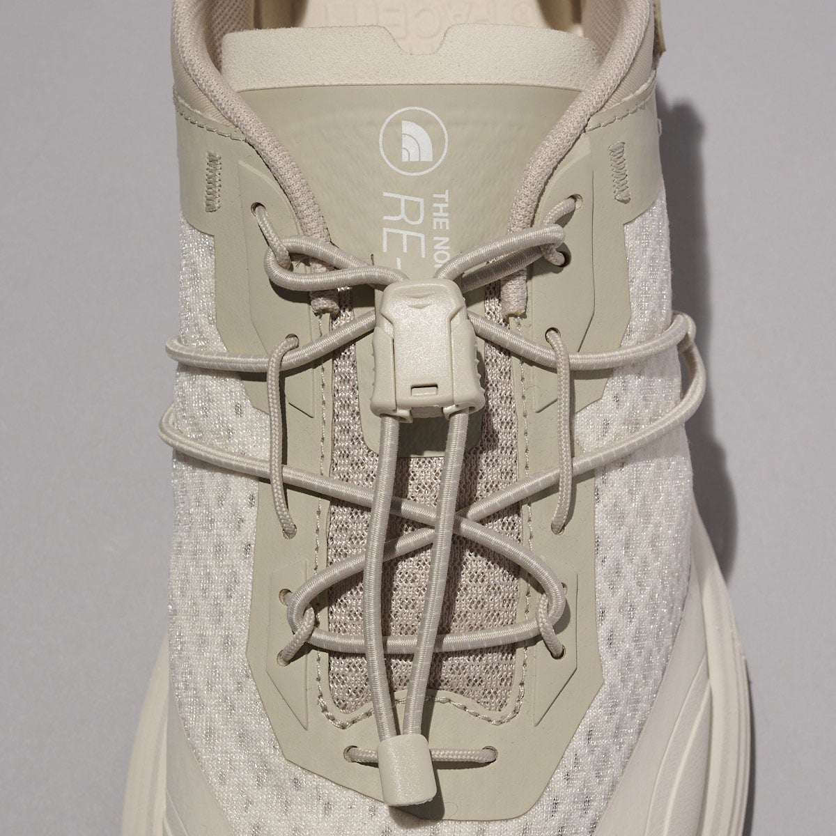 ザ・ノース・フェイスの新作白スニーカー リアクティブ ロームのシューレース