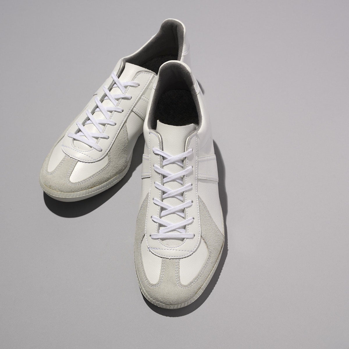 ジャーマン トレーナーの新作白スニーカー &nbsp;GERMAN MILITARY TRAINER ジャーマントレーナー【1700LUX】のアッパーの俯瞰２