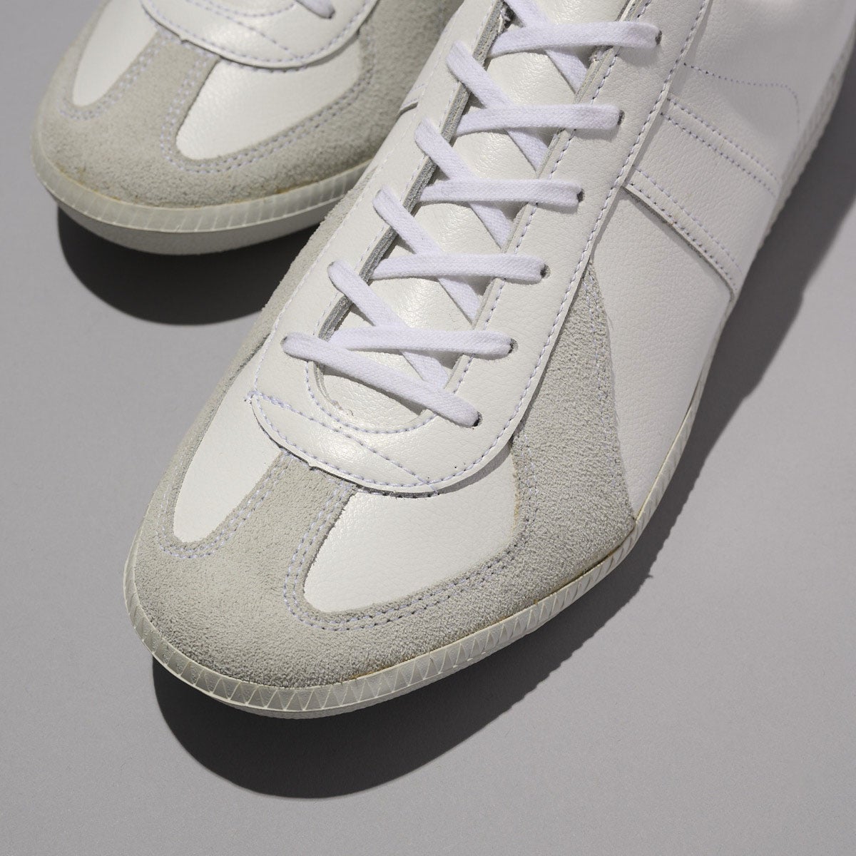 ジャーマン トレーナーの新作白スニーカー &nbsp;GERMAN MILITARY TRAINER ジャーマントレーナー【1700LUX】のアッパーのトゥ