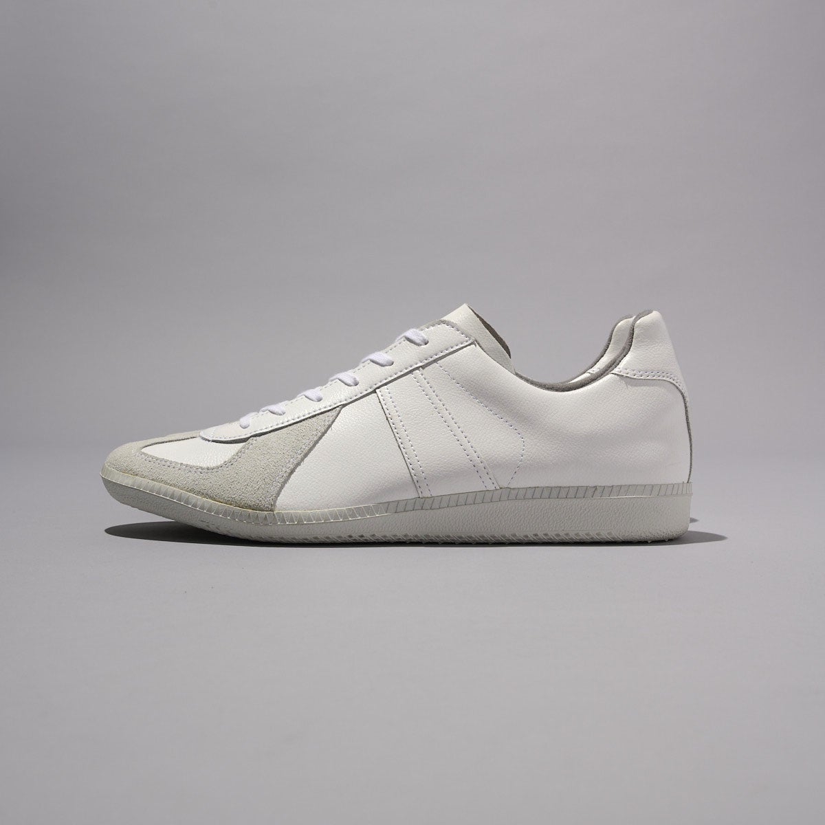 ジャーマン トレーナーの新作白スニーカー &nbsp;GERMAN MILITARY TRAINER ジャーマントレーナー【1700LUX】のアッパーのサイド引き