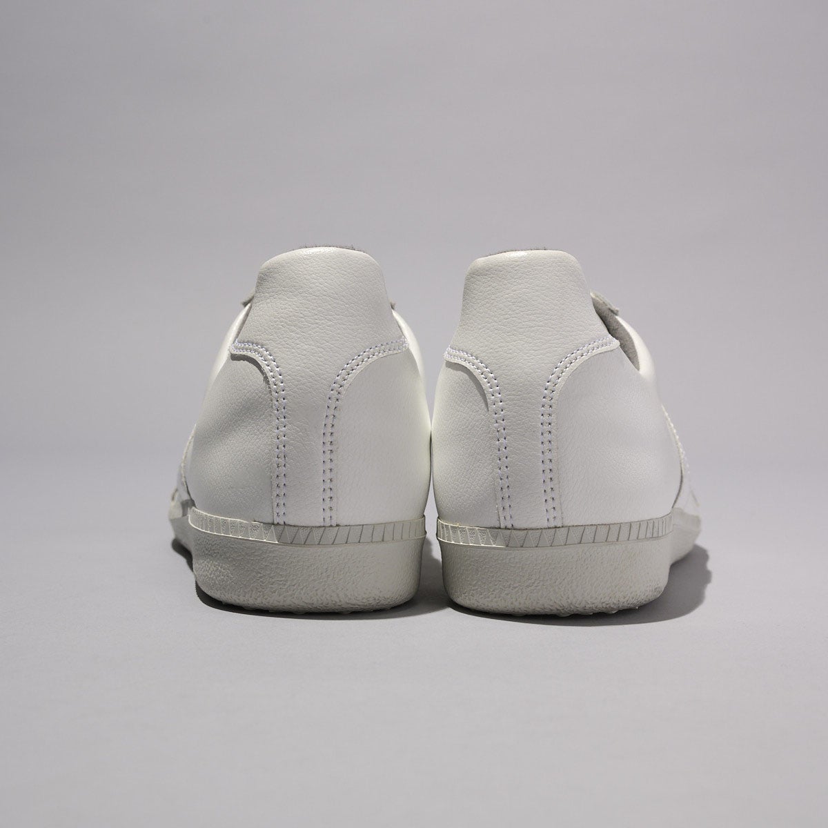 ジャーマン トレーナーの新作白スニーカー &nbsp;GERMAN MILITARY TRAINER ジャーマントレーナー【1700LUX】のアッパーのヒール