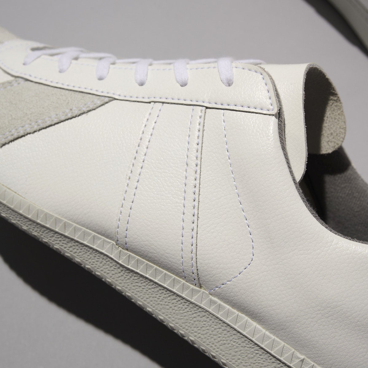 ジャーマン トレーナーの新作白スニーカー &nbsp;GERMAN MILITARY TRAINER ジャーマントレーナー【1700LUX】のアッパーのサイド