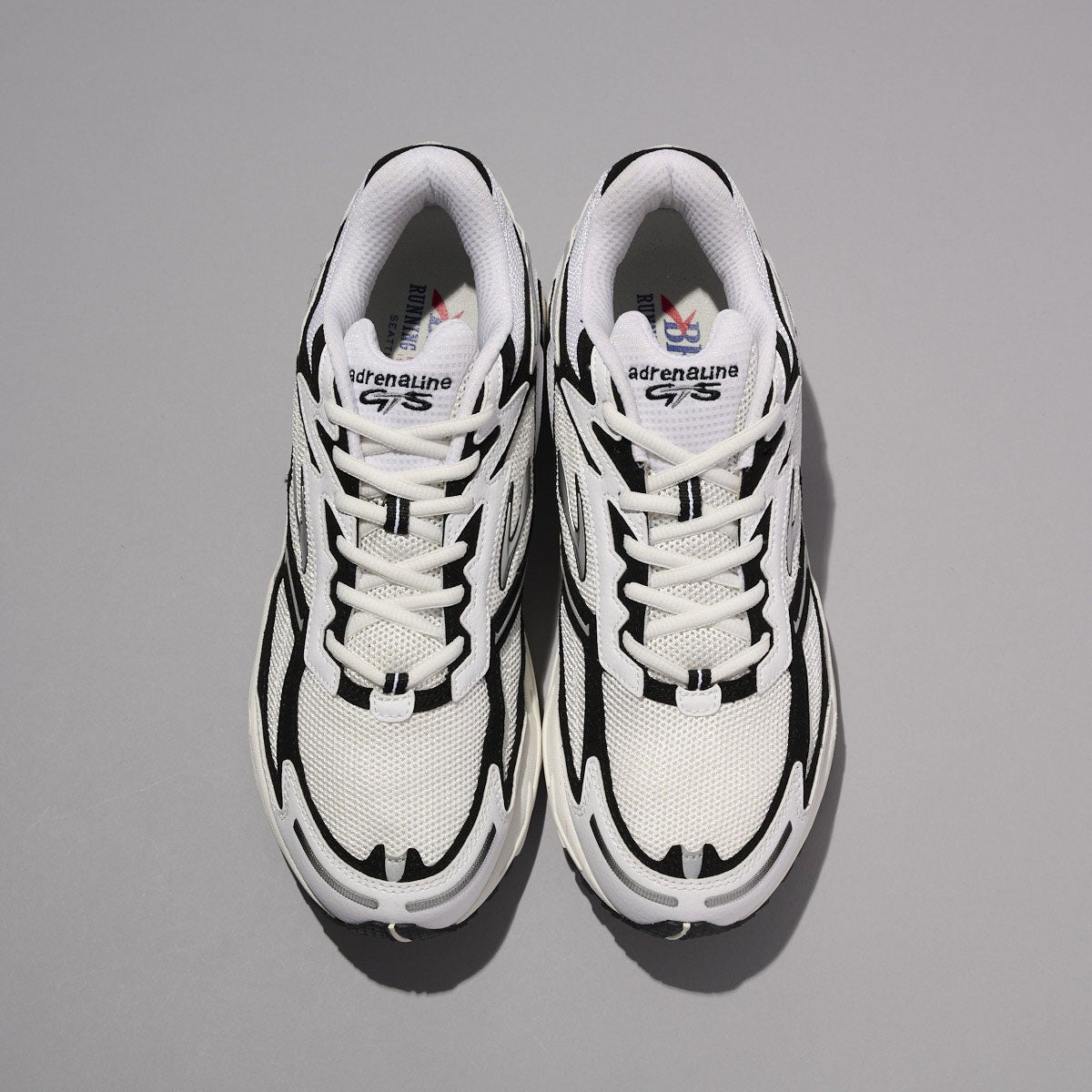 ブルックスの白スニーカーのアドレナリン GTS 4