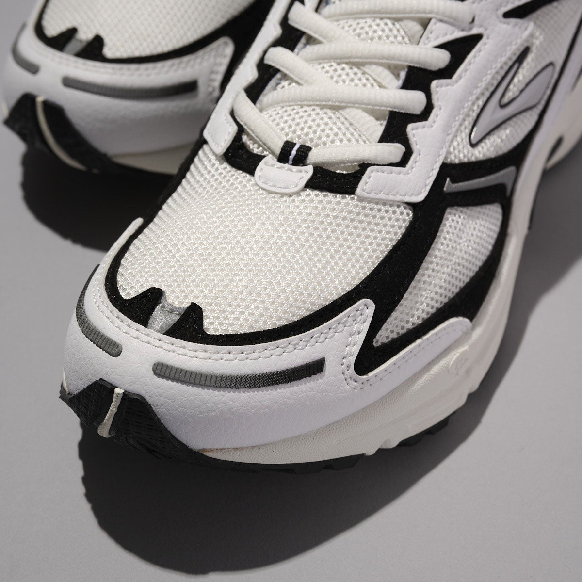 ブルックスの白スニーカーのアドレナリン GTS 4のトゥ