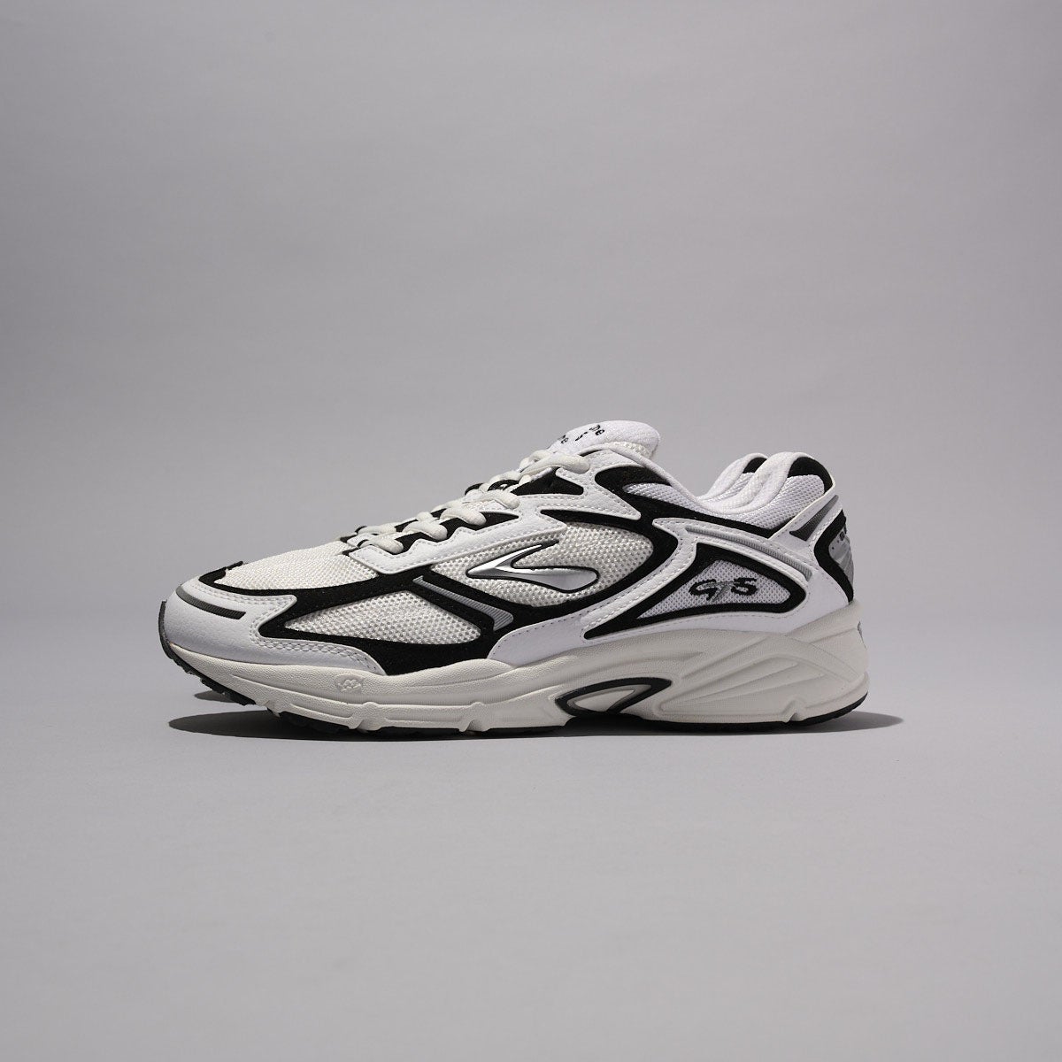 ブルックスの白スニーカーのアドレナリン GTS 4のサイド