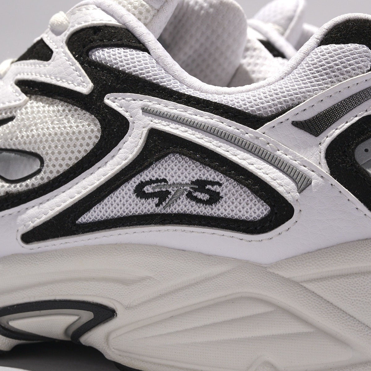 ブルックスの白スニーカーのアドレナリン GTS 4のサイド寄り