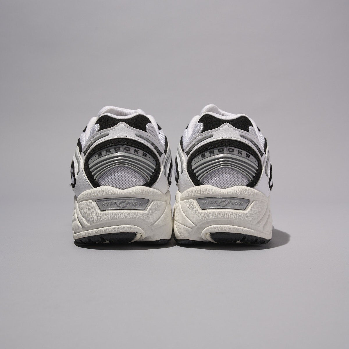 ブルックスの白スニーカーのアドレナリン GTS 4のヒール