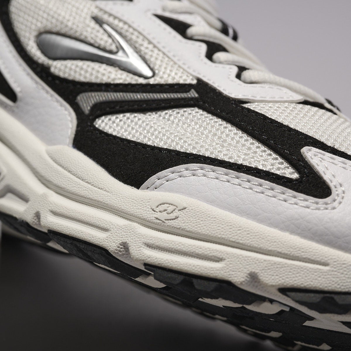 ブルックスの白スニーカーのアドレナリン GTS 4のアウトソールのロゴ