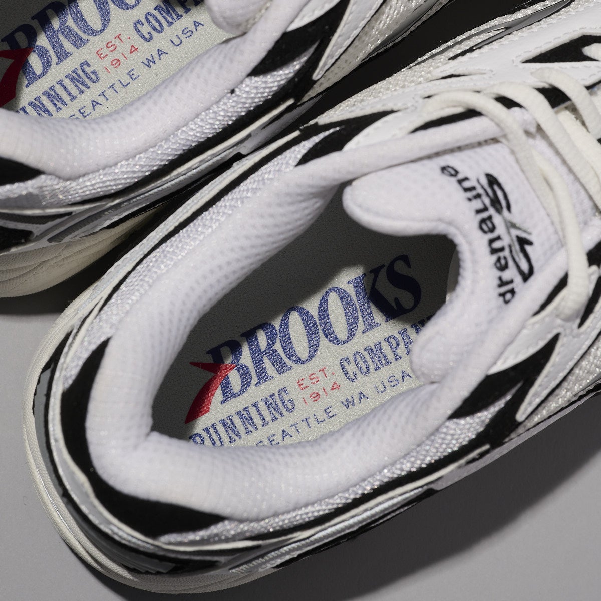 ブルックスの白スニーカーのアドレナリン GTS 4のインソール