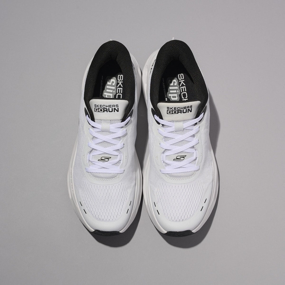 「スケッチャーズ スリップインズ」の『マックスクッショニング グライドステップ - アドバート』 全体