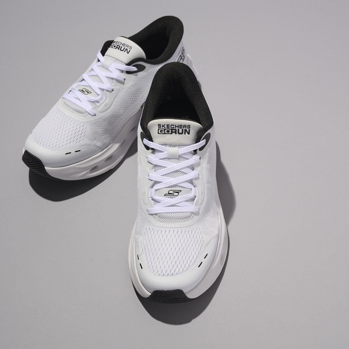 「スケッチャーズ スリップインズ」の『マックスクッショニング グライドステップ - アドバート』 全体