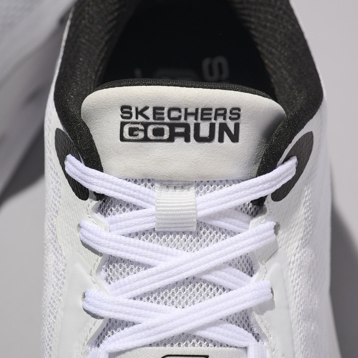 「スケッチャーズ スリップインズ」の『マックスクッショニング グライドステップ - アドバート』 シュータン部分