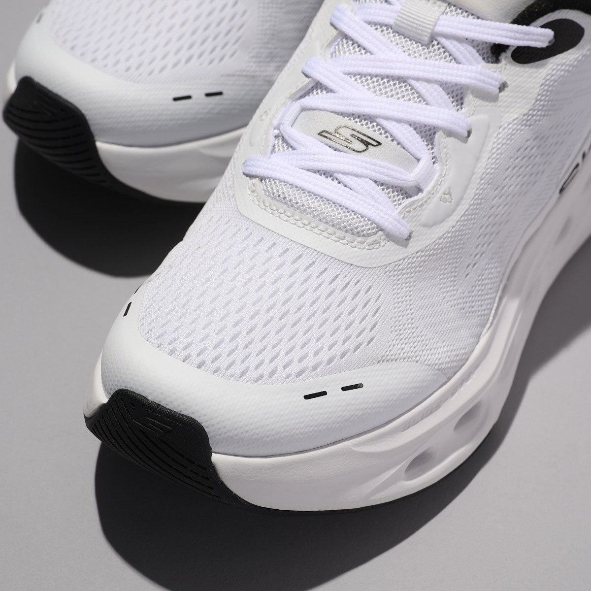 「スケッチャーズ スリップインズ」の『マックスクッショニング グライドステップ - アドバート』 アッパーの素材