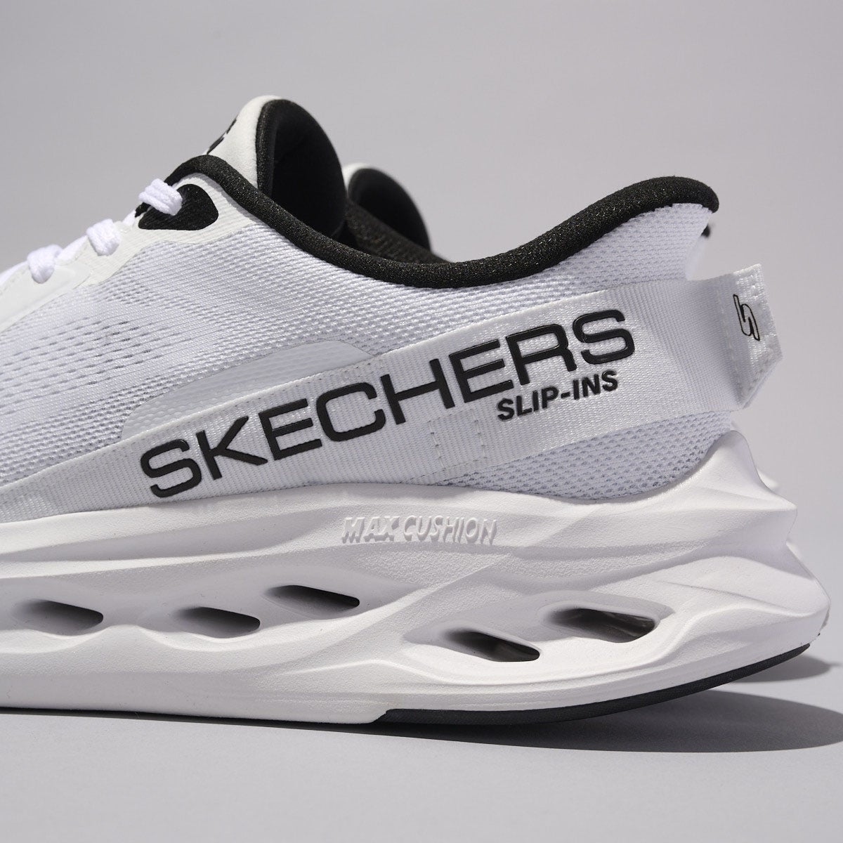 「スケッチャーズ スリップインズ」の『マックスクッショニング グライドステップ - アドバート』 サイドロゴ