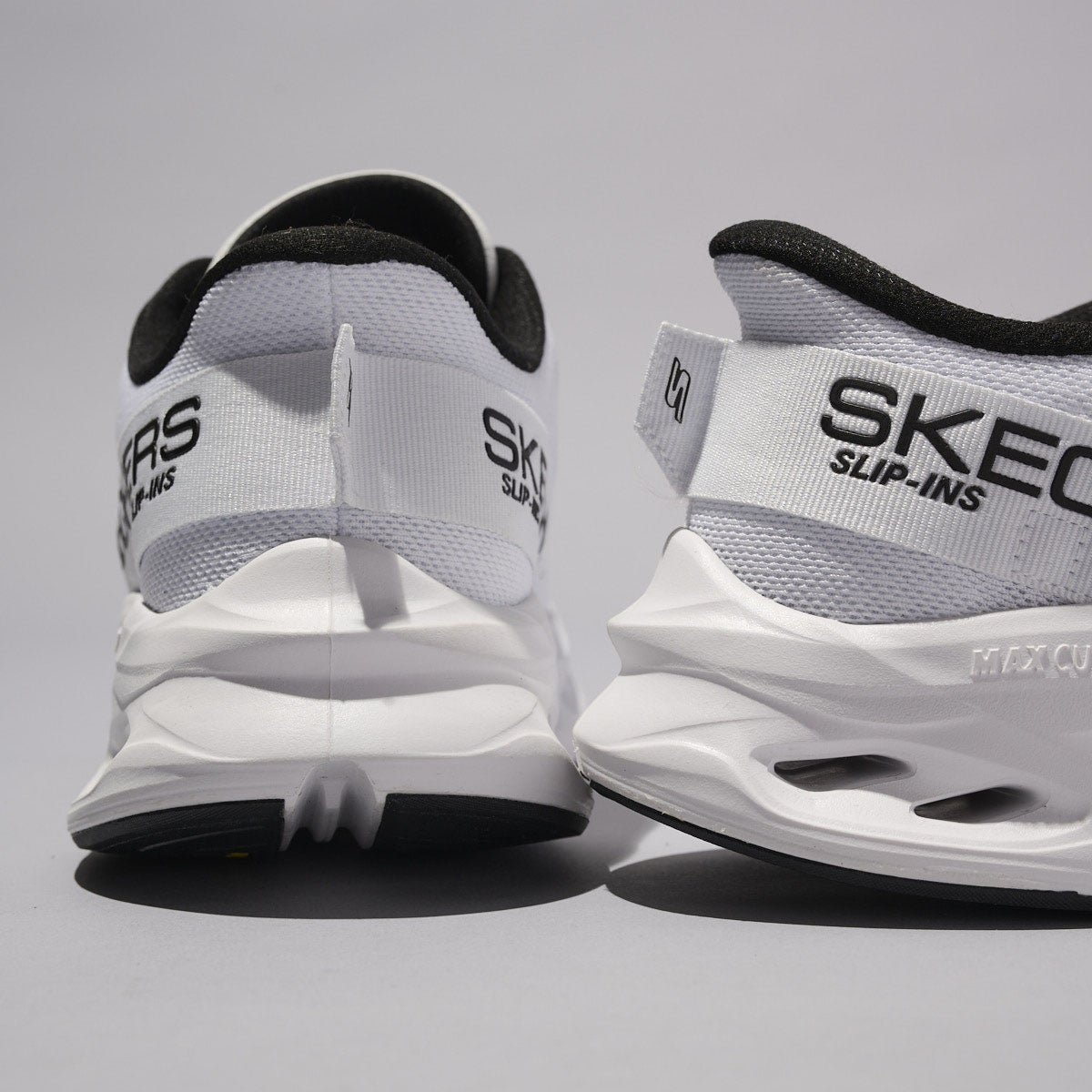 「スケッチャーズ スリップインズ」の『マックスクッショニング グライドステップ - アドバート』 ソール部分