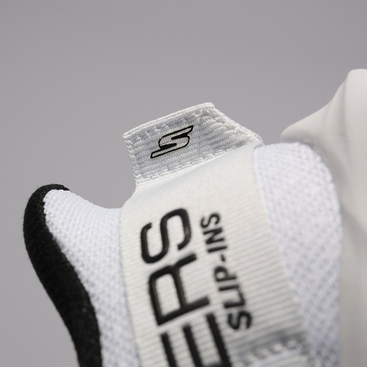 「スケッチャーズ スリップインズ」の『マックスクッショニング グライドステップ - アドバート』 タグ