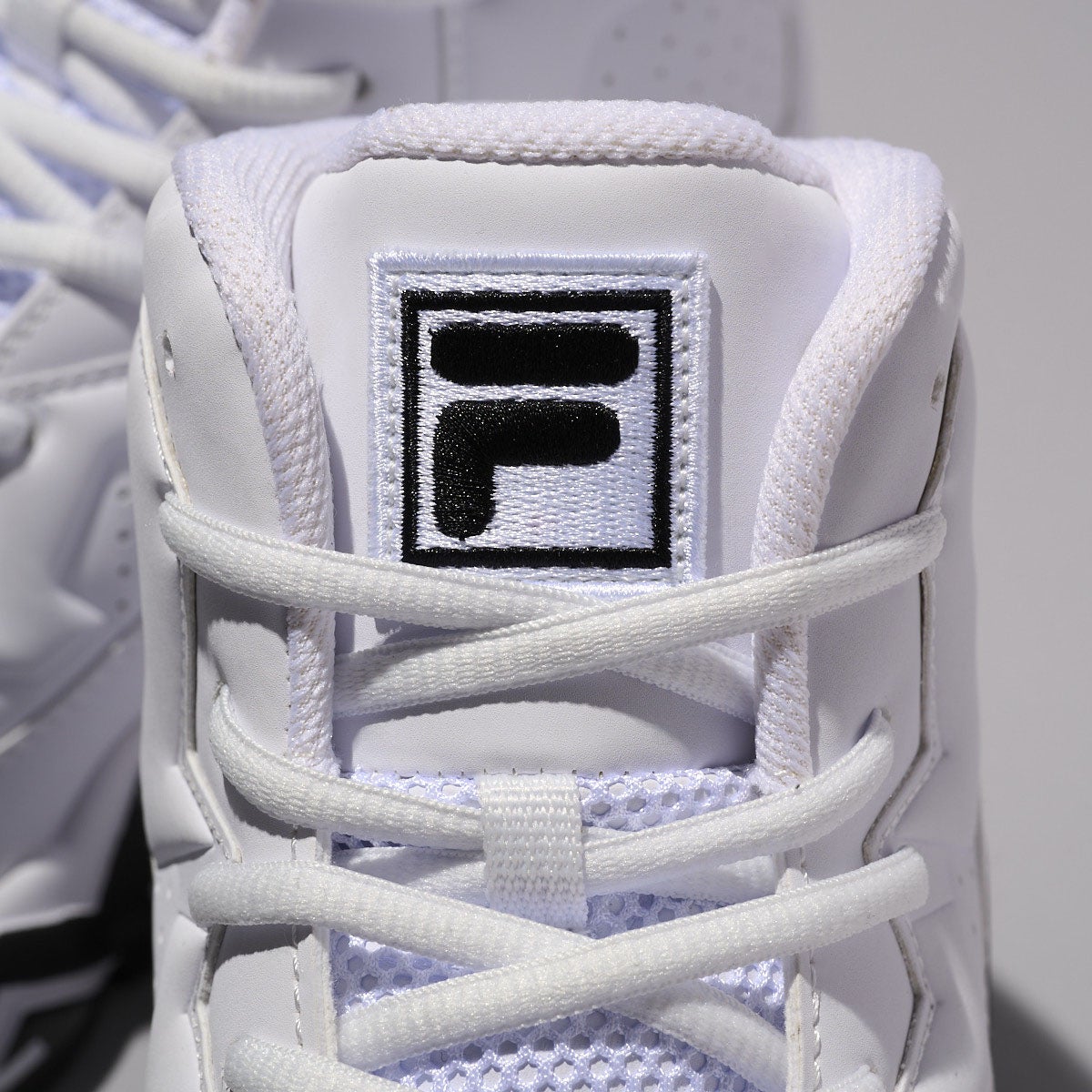 フィラの白スニーカーMBのロゴ