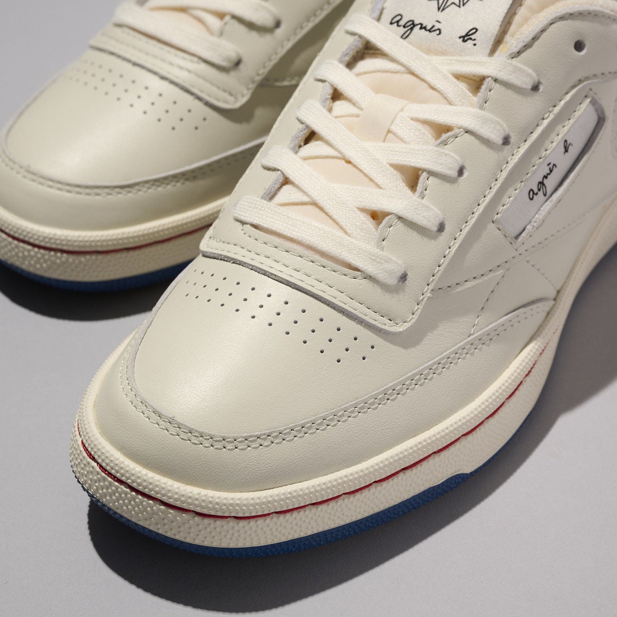 リーボック&times;アニエスベーのコラボスニーカー CLUB C 85 VINTAGEのトゥ
