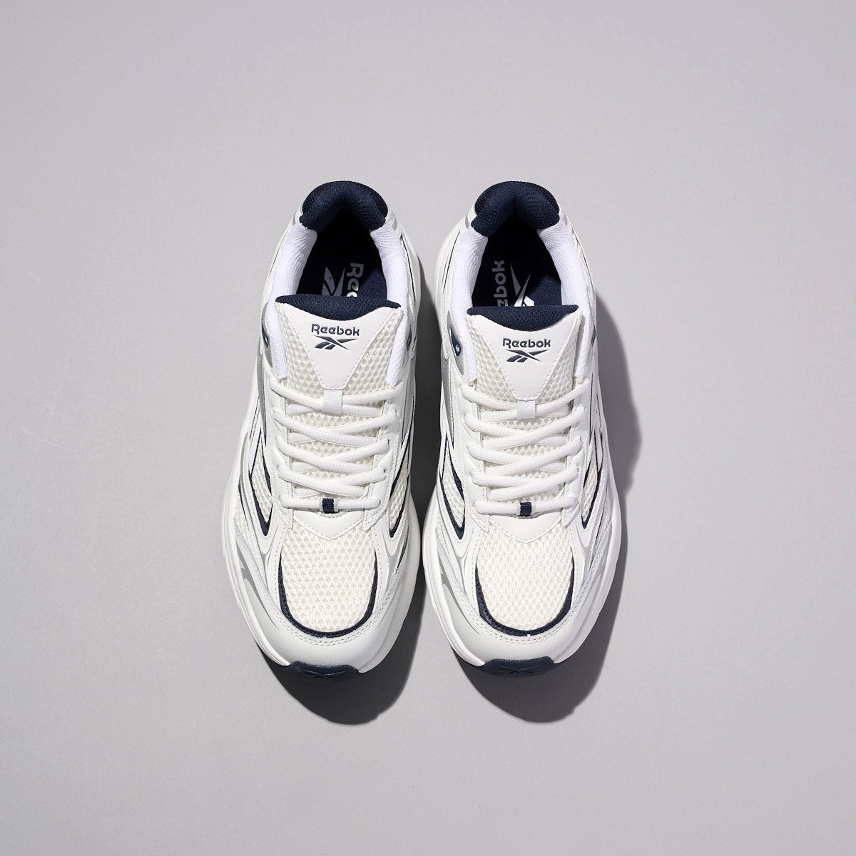 リーボックの白スニーカー/BELWAVE