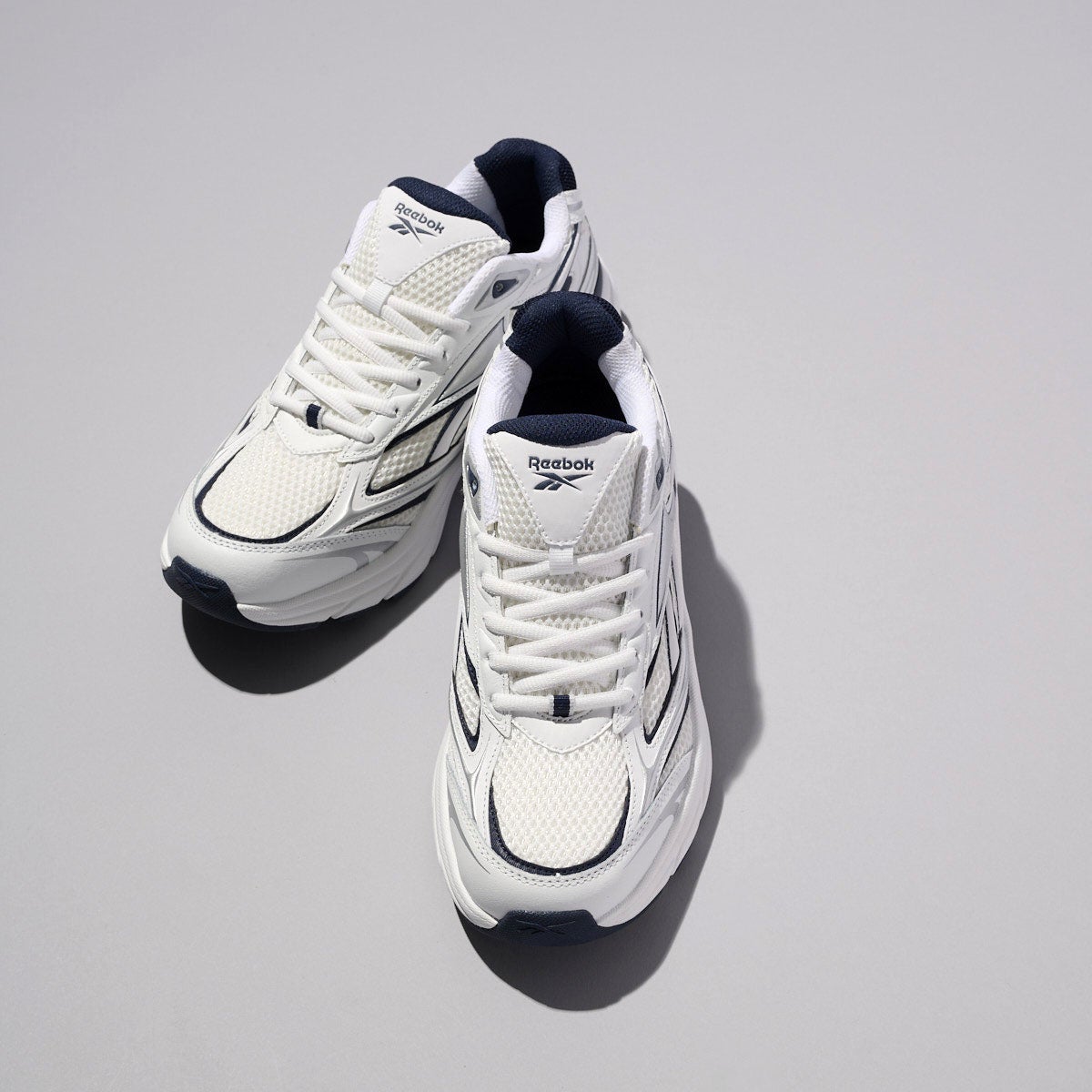 リーボックの白スニーカー/BELWAVEのアッパー