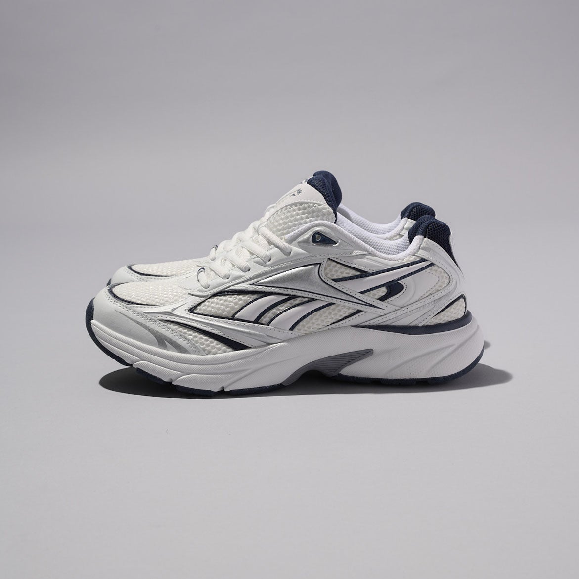 リーボックの白スニーカー/BELWAVEのサイド