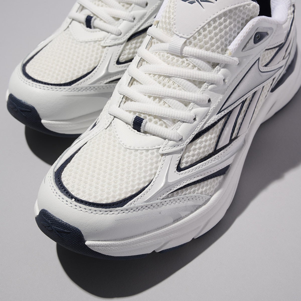 リーボックの白スニーカー/BELWAVEのトゥ