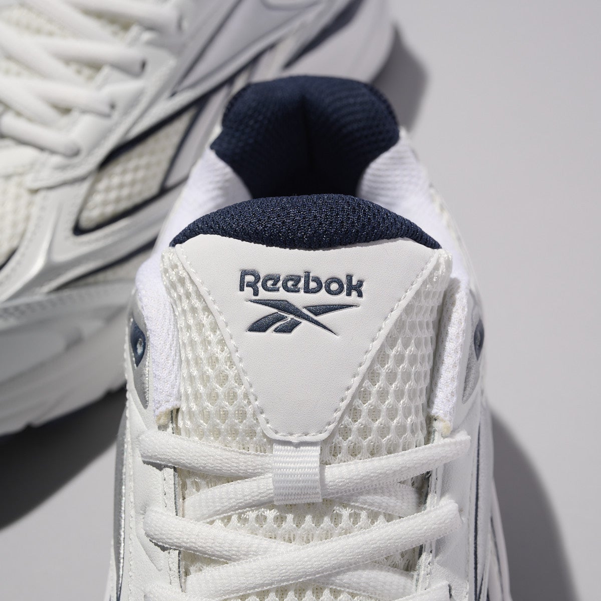 リーボックの白スニーカー/BELWAVEのシュータンロゴ