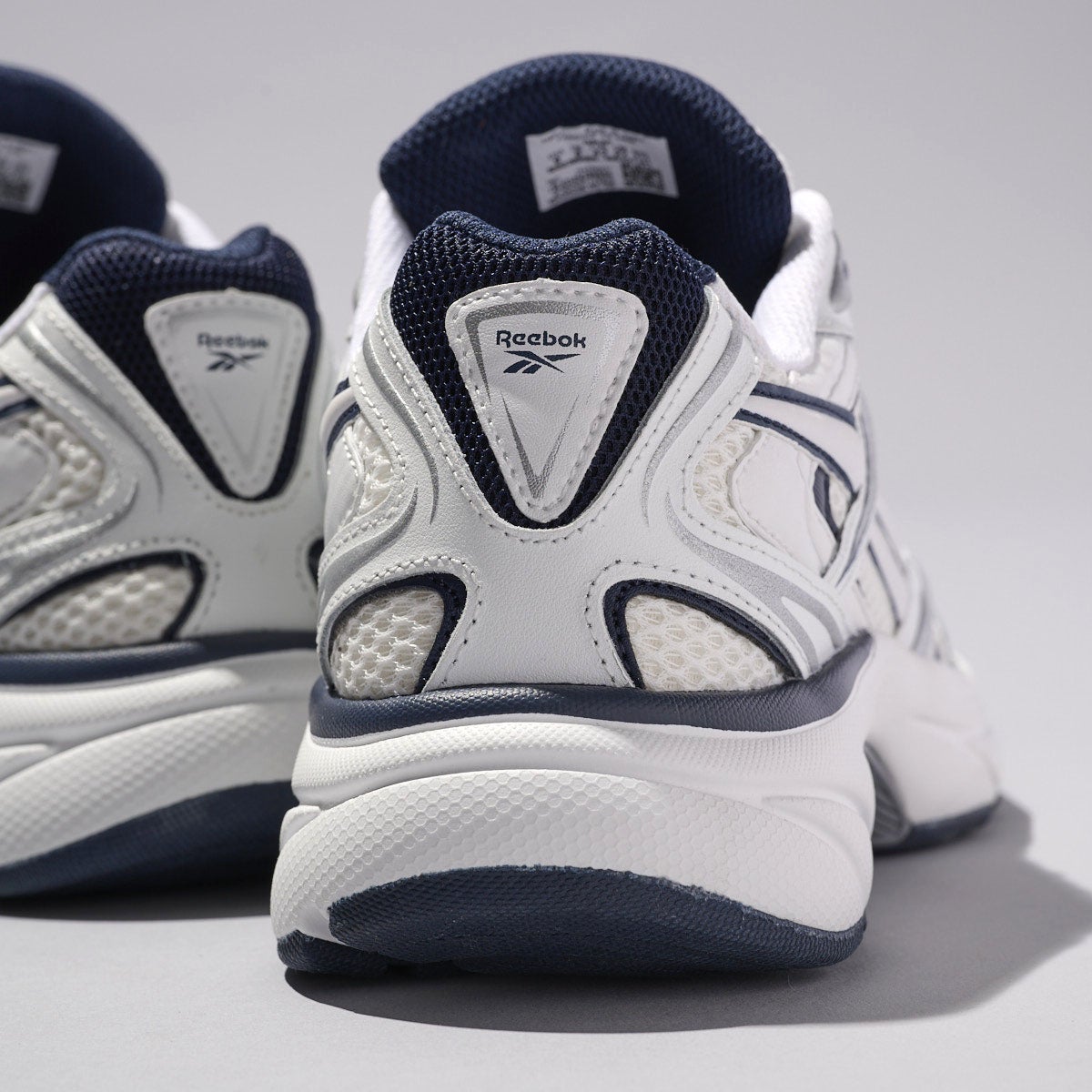 リーボックの白スニーカー/BELWAVEのヒール寄り