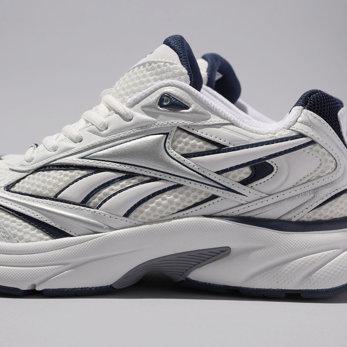 リーボックの白スニーカー/BELWAVEのサイドライン