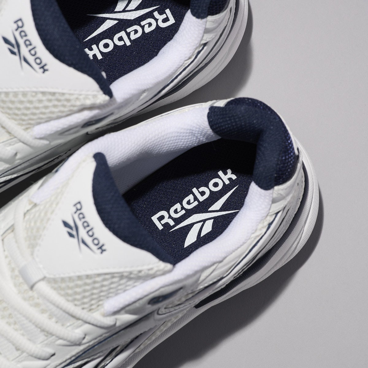 リーボックの白スニーカー/BELWAVEのインソール