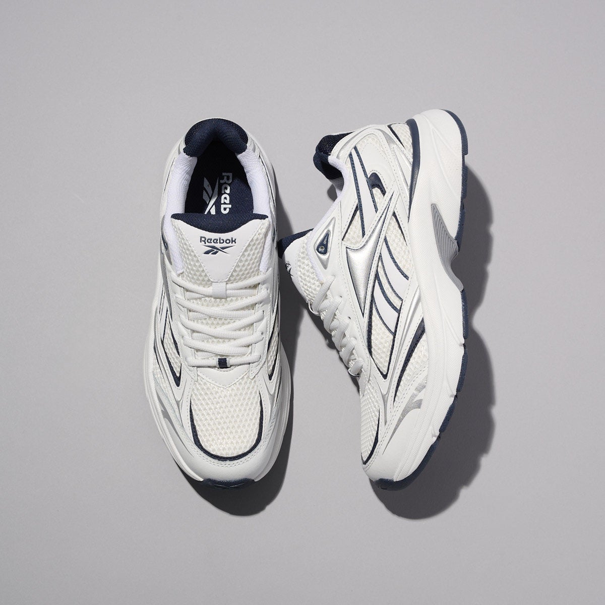 リーボックの白スニーカー/BELWAVEの俯瞰