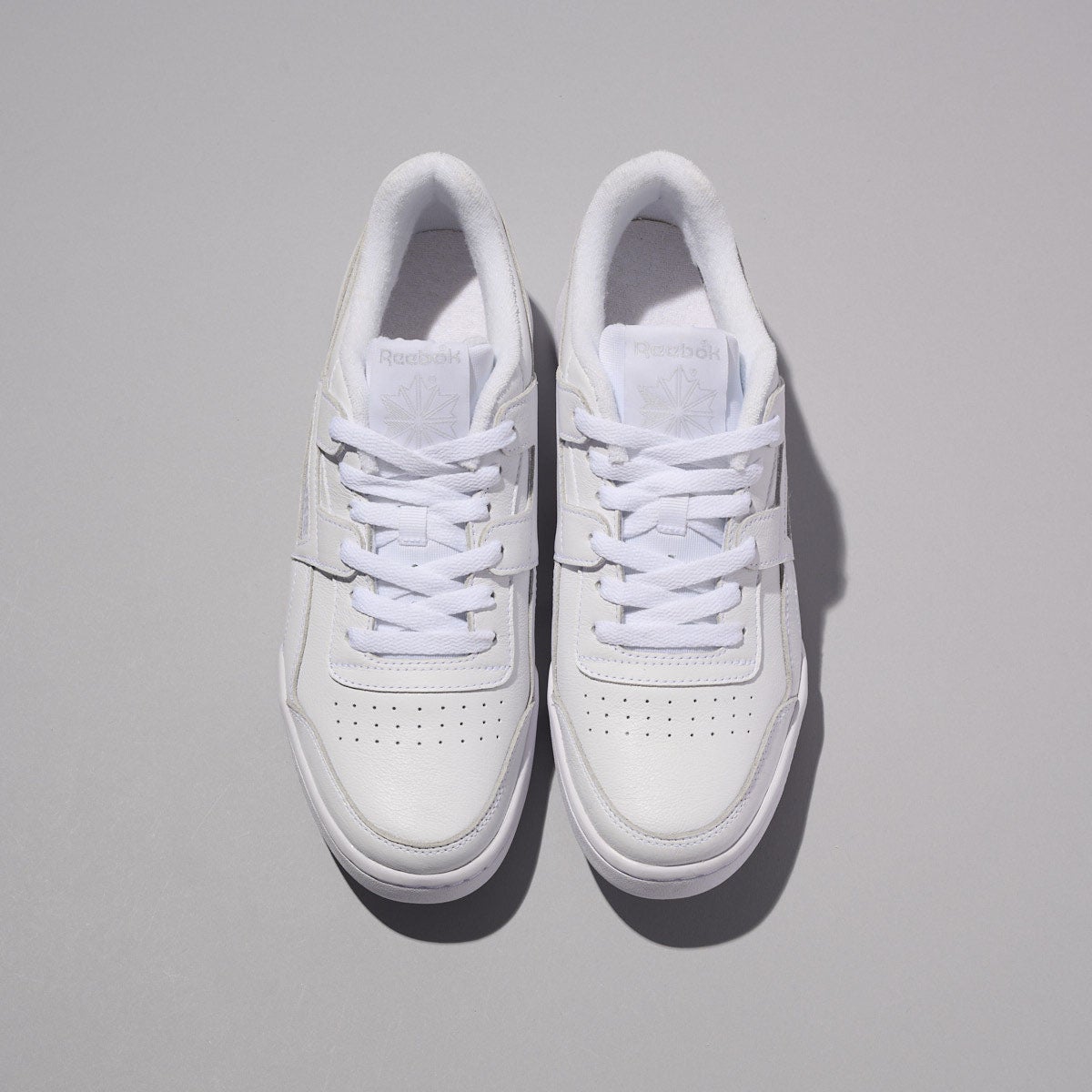 リーボックの白スニーカー／ワークアウト プラス