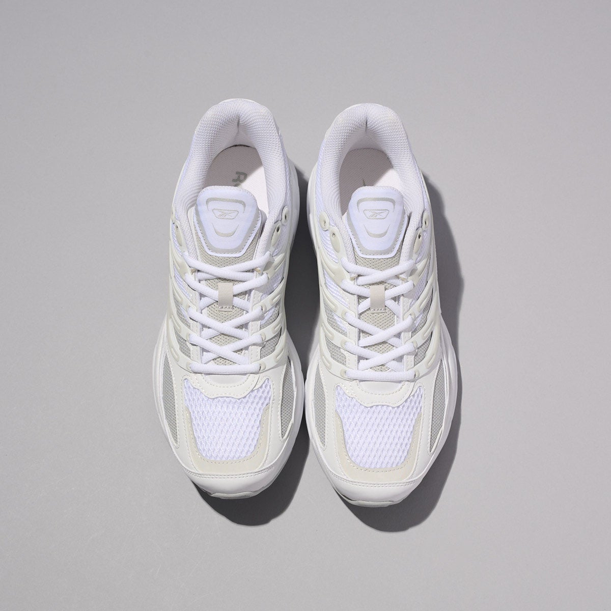 リーボックの新作白スニーカー／プレミア ロード コントロール