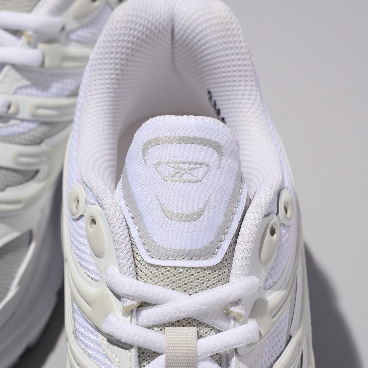 リーボックの新作白スニーカー／プレミア ロード コントロールのシュータン寄り