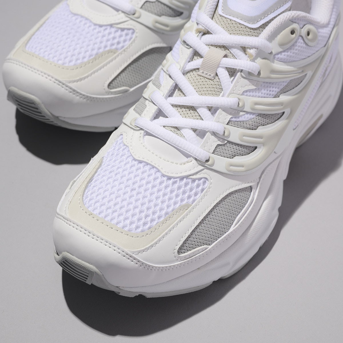 リーボックの新作白スニーカー／プレミア ロード コントロールのトゥ