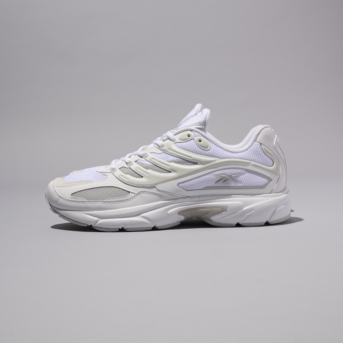 リーボックの新作白スニーカー／プレミア ロード コントロールのサイド引き