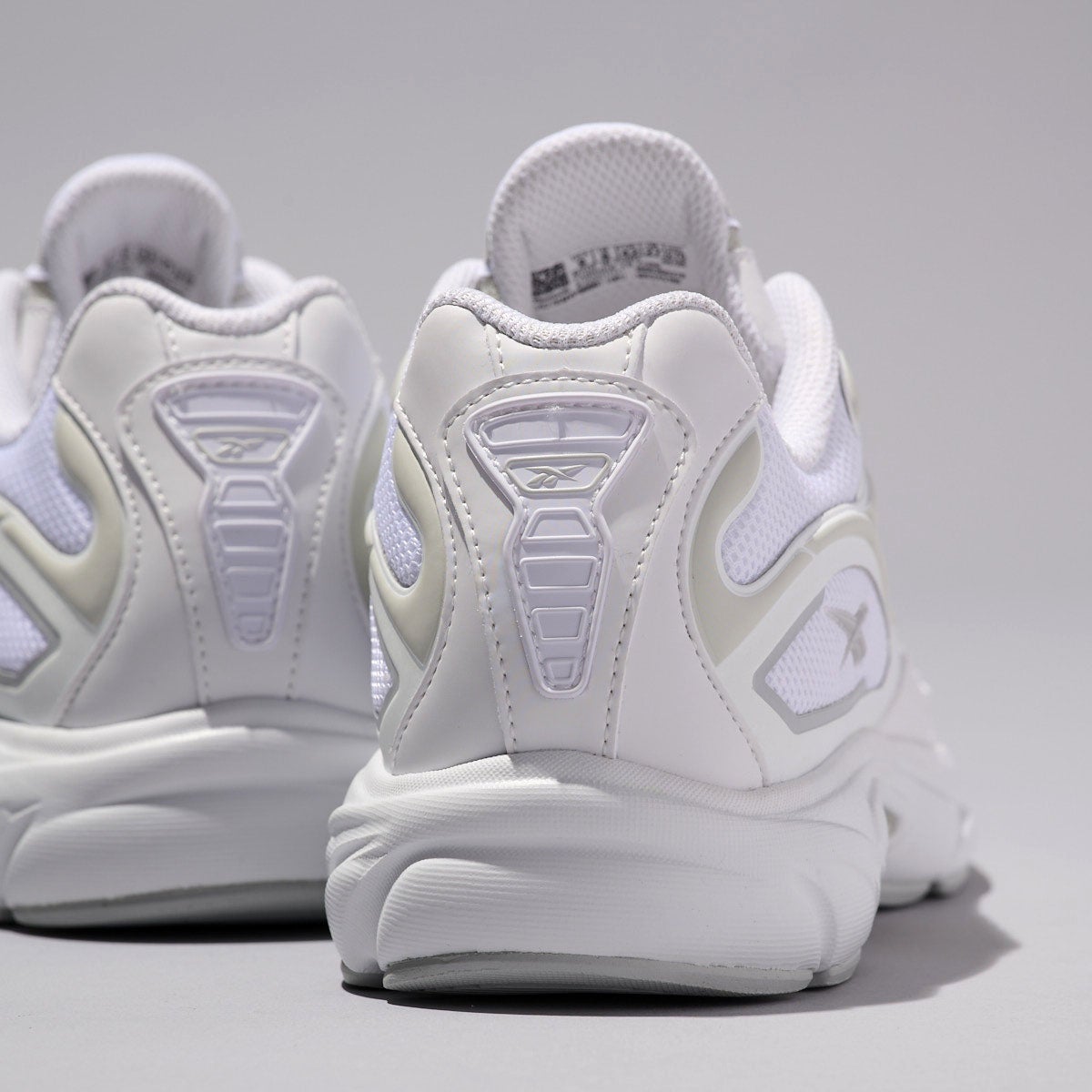 リーボックの新作白スニーカー／プレミア ロード コントロールのヒール