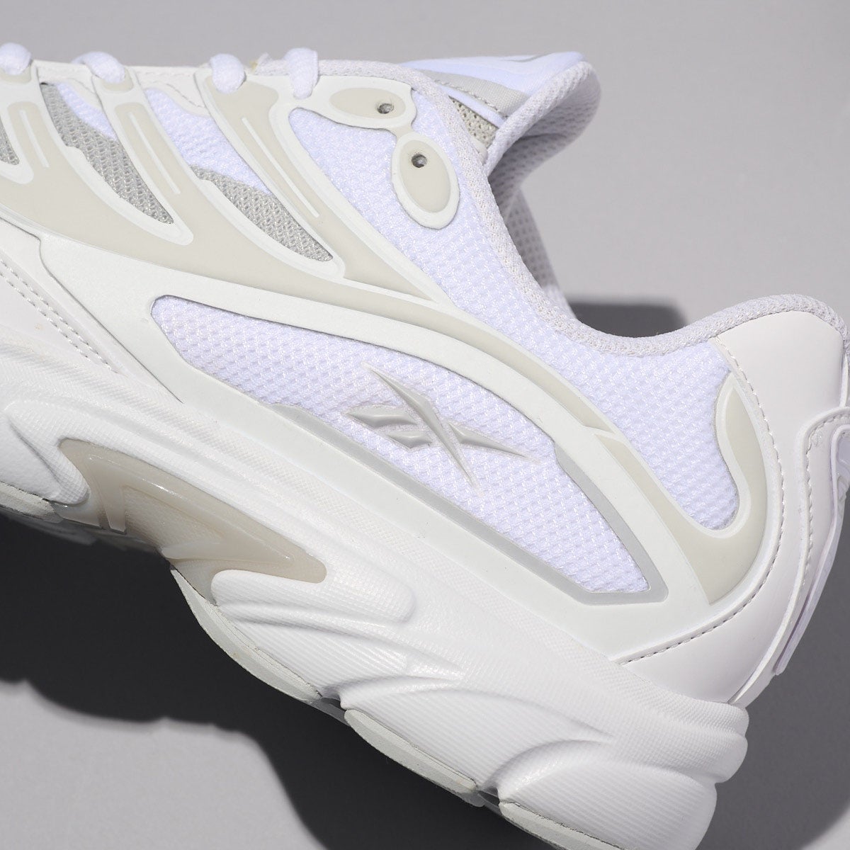 リーボックの新作白スニーカー／プレミア ロード コントロールのサイドロゴ寄り２