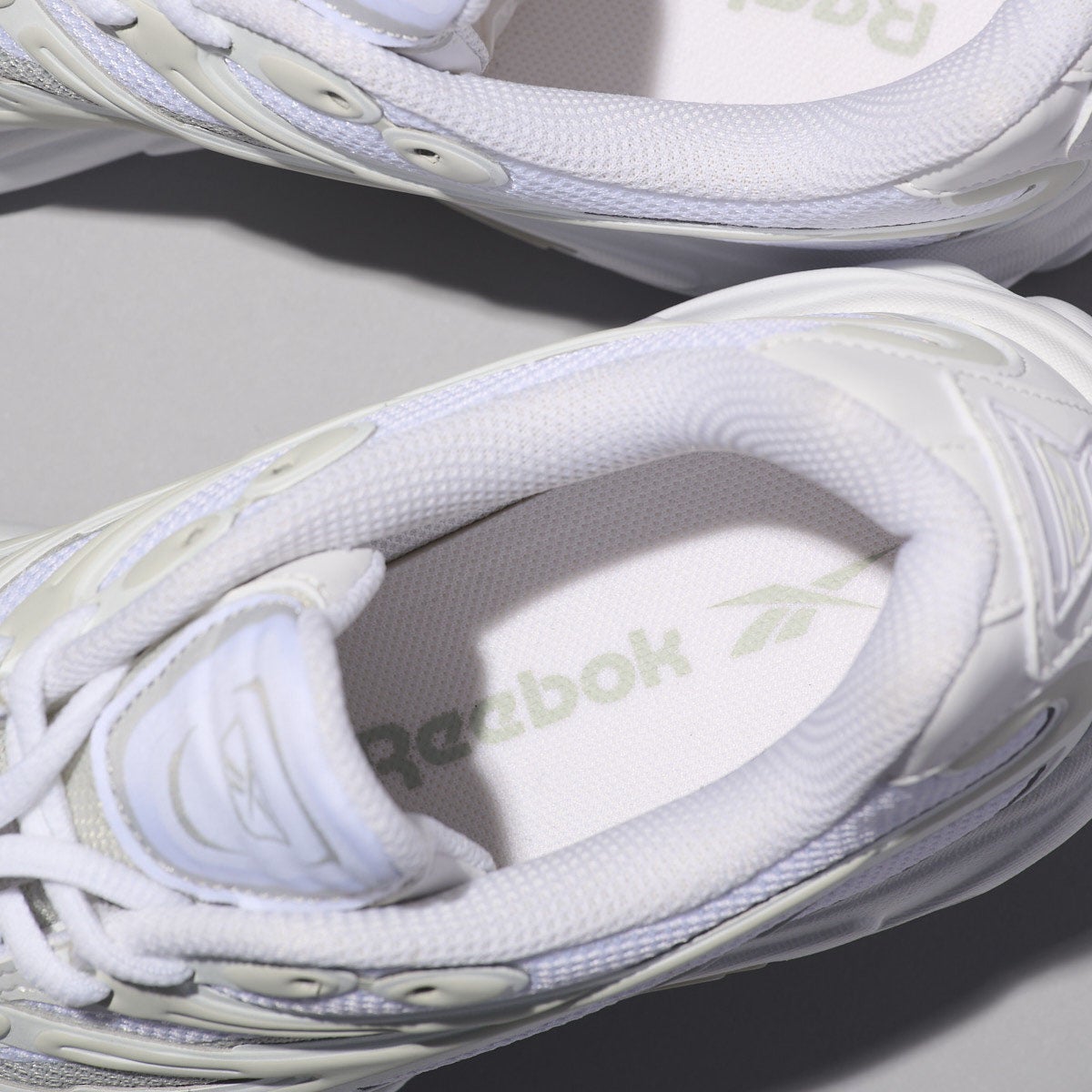 リーボックの新作白スニーカー／プレミア ロード コントロールのインソール