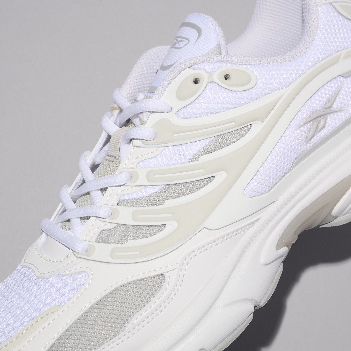 リーボックの新作白スニーカー／プレミア ロード コントロールのサイド