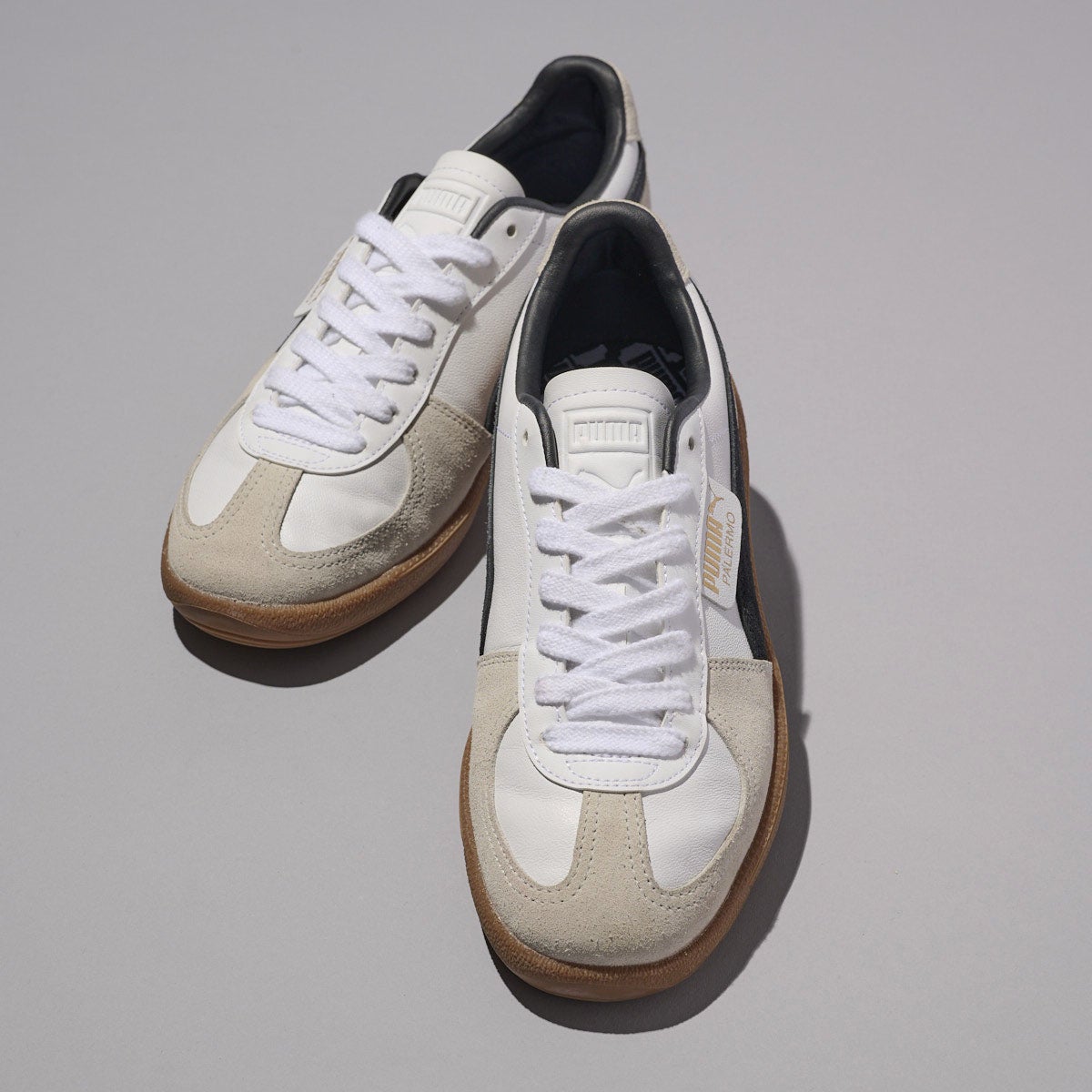 プーマの白スニーカー パレルモ レザー スニーカー　アッパー