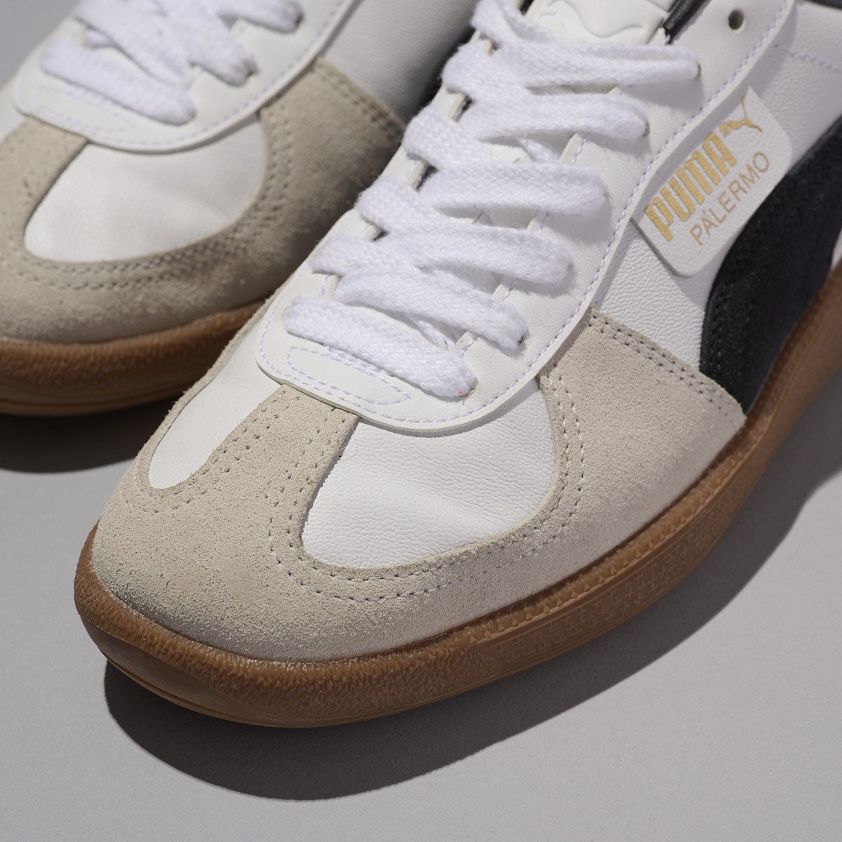 プーマの白スニーカー パレルモ レザー スニーカー　