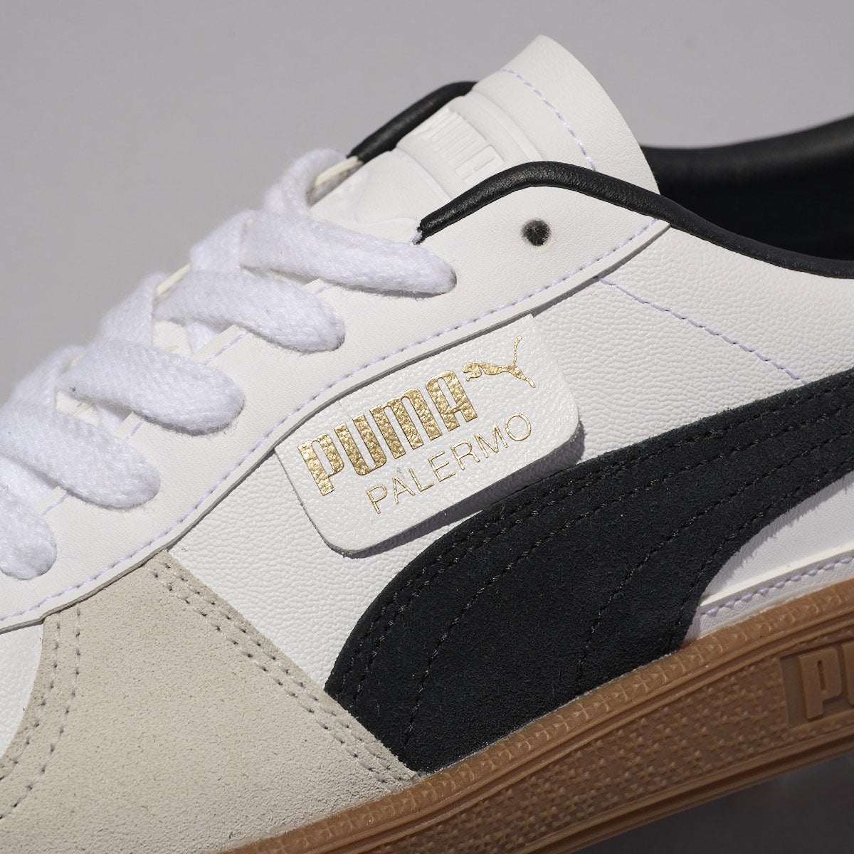 プーマの白スニーカー パレルモ レザー スニーカーのサイドロゴ