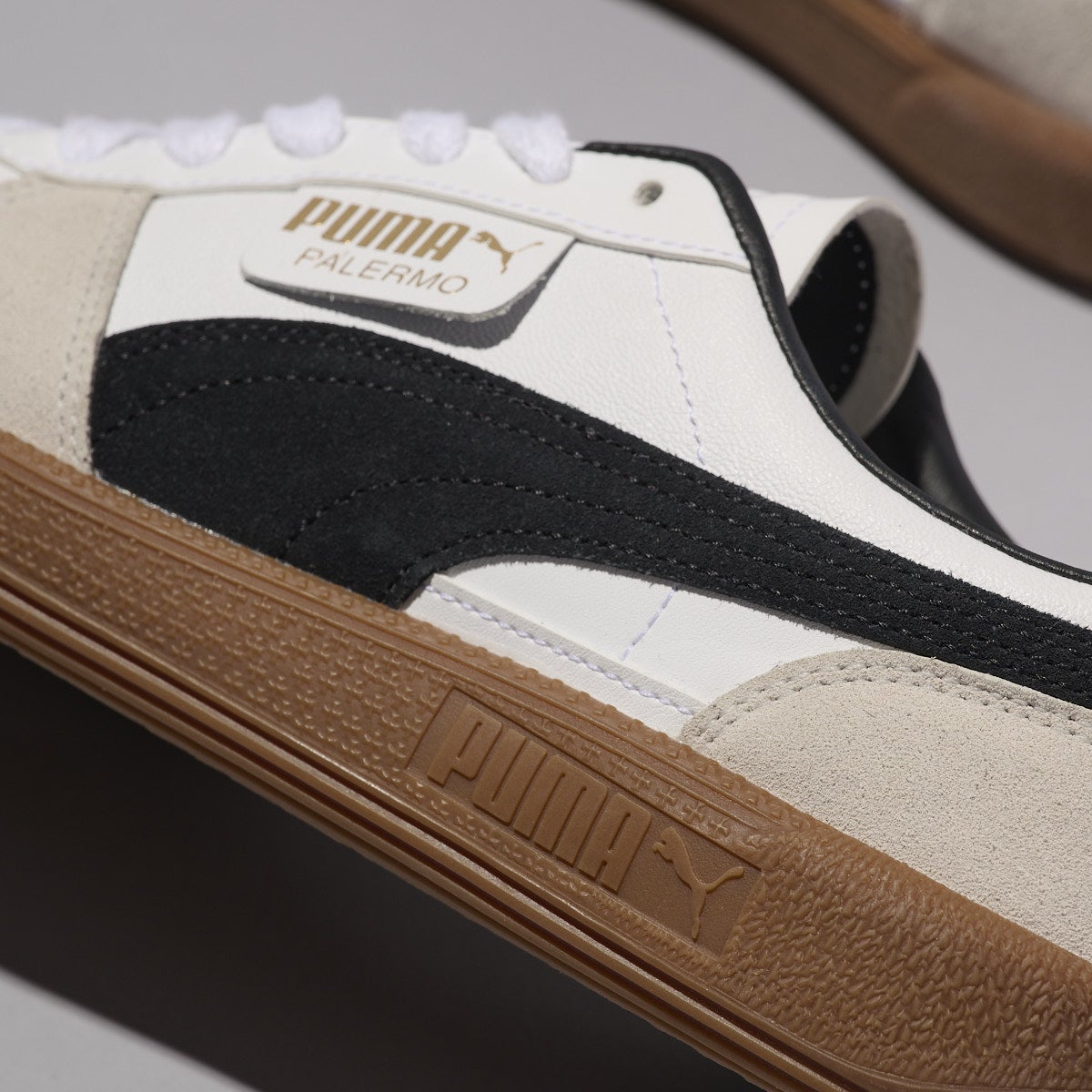 プーマの白スニーカー パレルモ レザー スニーカー　サイド