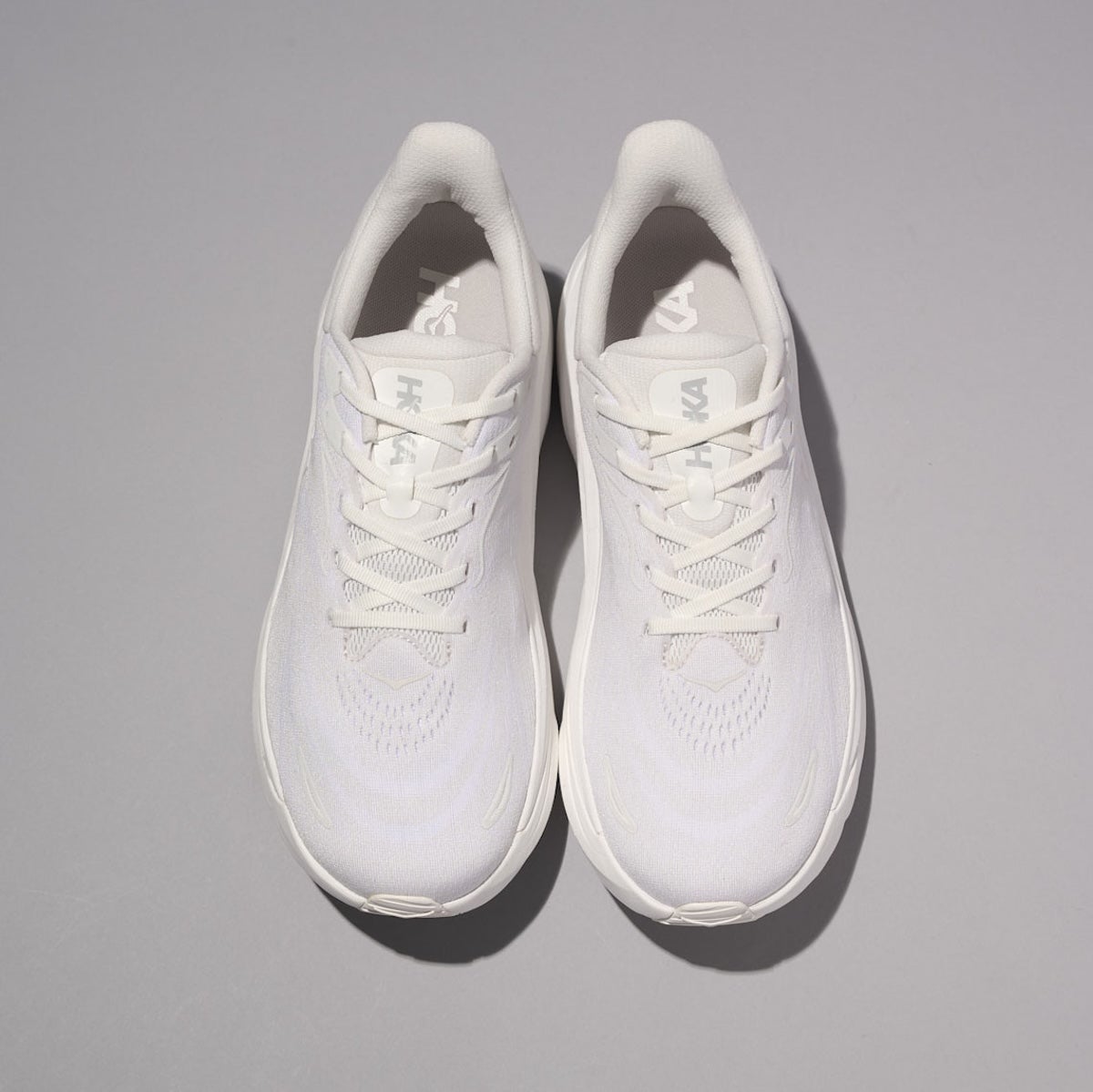 ホカの白スニーカー ARAHI 8 全体