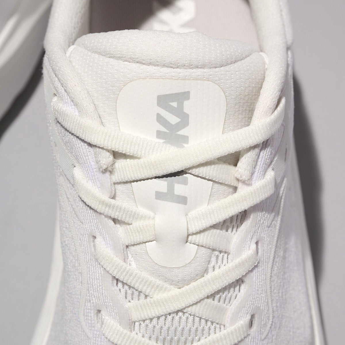 ホカの白スニーカー ARAHI 8 アッパー素材