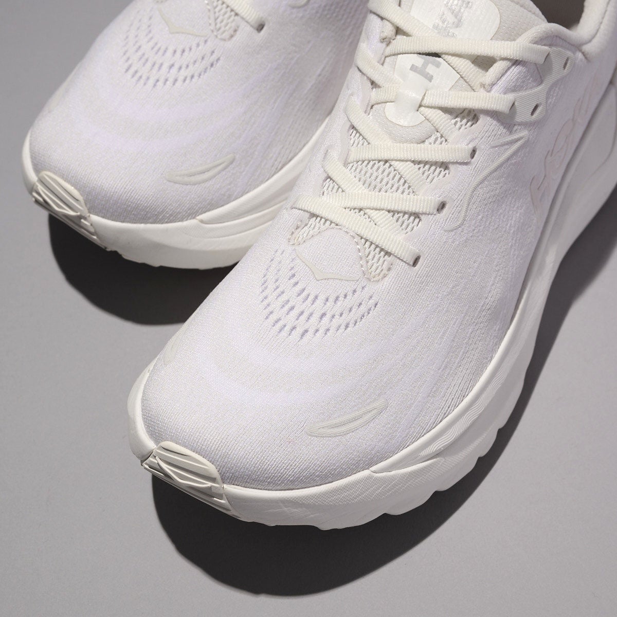 ホカの白スニーカー ARAHI 8 アッパー